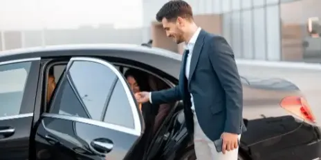 Services 5 Luxuslimousine wartet am Flughafen Zürich – professioneller Flughafentransfer eines Schweizer Limousinenservices.